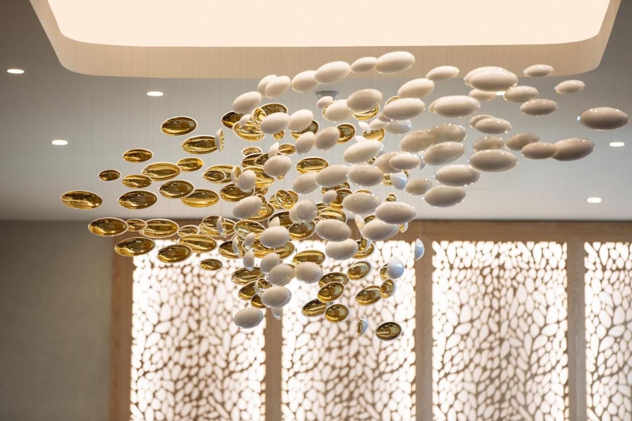 Hotel The Westin Istanbul Nisantasi Esterno foto The "Cloud" sculpture at the entrance of the hotel